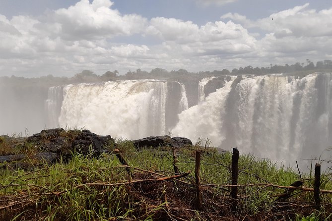 Private Guided Tour of the Falls with Pickup - Finding the best photo angles