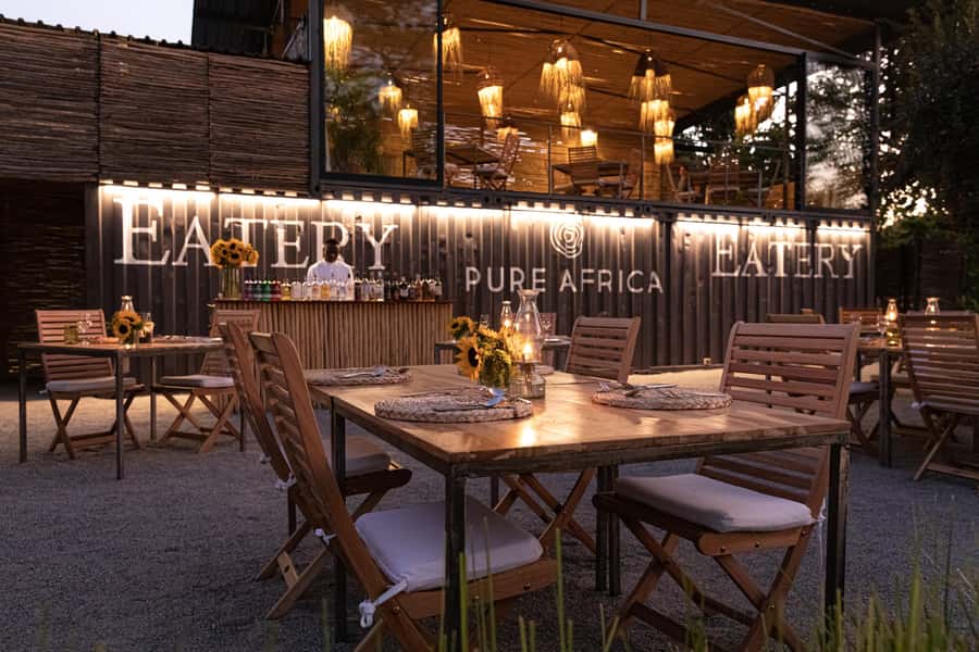 Victoria Falls: The Eatery Dinner Experience - Choosing between potjie and à la carte dinner